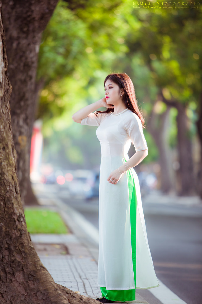 解开女校长的乳罩吃奶